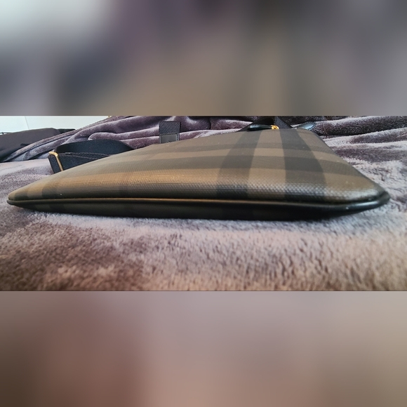 Burberry Elevated Smoked Check Beckley Slim Crossbody Chocolate Black - Picture 8 of 16